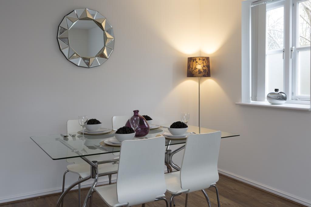 Quiet Riverside Apartment Лондон Экстерьер фото